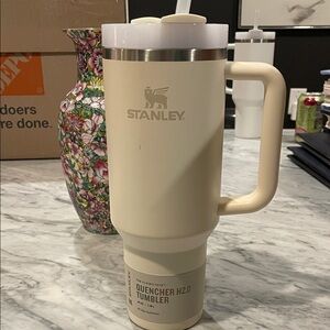 Stanley Cream 40z Quencher H2.0 Mug